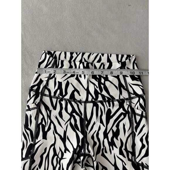 Zyia black and white print crop leggings size 2 0302 - Picture 7 of 9